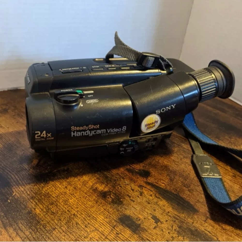 Sony CCD-TR84 Steady Shot Handycam Video 8 Video Camera Camcorder